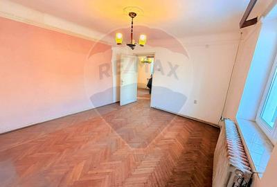 Casă de vanzare cu curte | 4 camere | Zona Gorjului | Teren generos - 10