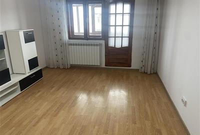 Apartament 3 camere de inchiriat , zona Scoala nr 2- Piata Moldovei decomandat , - 1