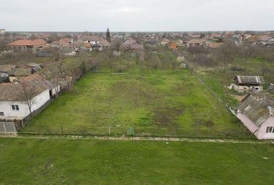 Loc de casa 1.527 mp in Vinga