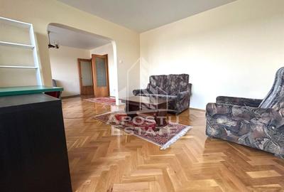 Apartament cu 4 camere semidecomandat, mobilat în Polivalentă