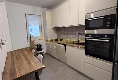 Apartament cu 2 camere decomandat, mobilat în Central