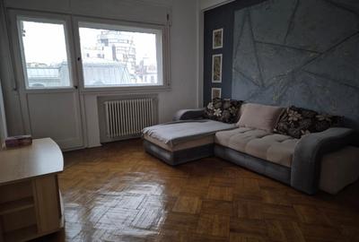 Apartament cu 3 camere semidecomandat în P-ța Universității