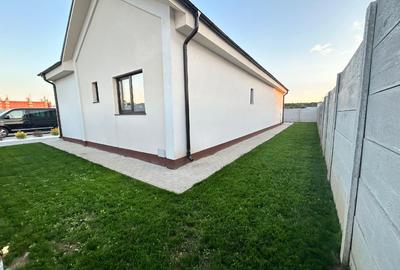 Casa individuala 3 camere,2 bai,o bucatarie,beci incalzire pardoaseala teren 450 - 3