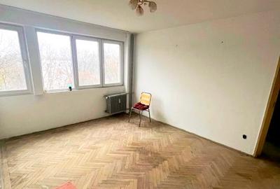 Apartament cu 3 camere semidecomandat în Titan