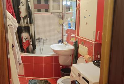 Apartament cu 3 camere semidecomandat în Berceni