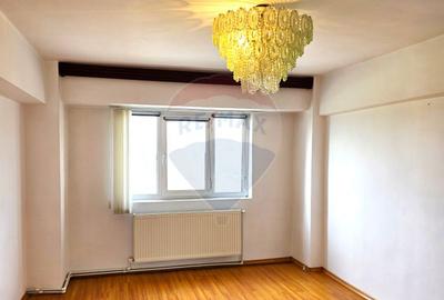 Apartament cu 3 camere decomandat, mobilat în Pod