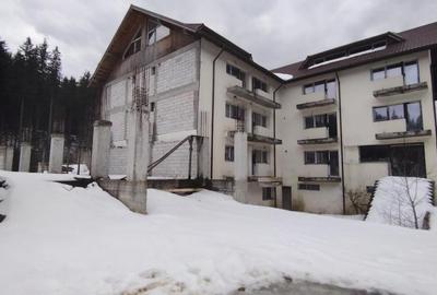 Casă cu 30 camere în Măneciu