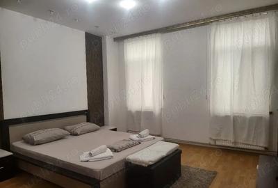 Apartament cu 3 camere decomandat, mobilat în Calea Victoriei
