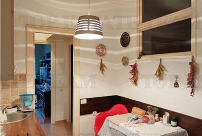 Apartament de 3 camere ultracentral, 2 intrari, lift cu acces privat, pod pentru - 18