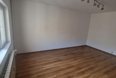 Apartament cu 3 camere decomandat, mobilat în Decebal