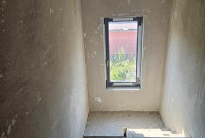 Casa duplex de vanzare,parter cu etaj,3 camere,2bai,garaj,constructie in rosu. - 3