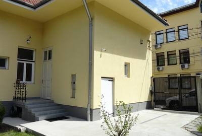 Casa recent renovata  .str. Avram Iancu, curte 300 mp, 3 parcari, zona centrala - 2