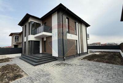 Casă / Vilă cu 4 camere Strada Vrancei - 1