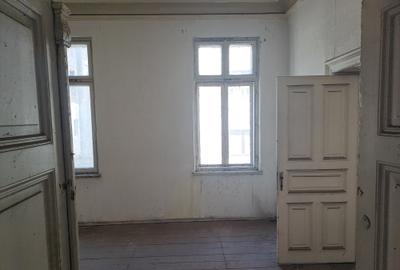 Unirii-Cartierul Evreiesc, singur curte, dubla deschidere, libera - 8