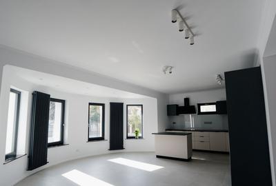 Sanctuar Urban în Inima Piperei: Eleganță Contemporană pe 1.000 mp de Intimitate - 8