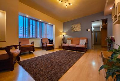 Apartament cu 3 camere semidecomandat, mobilat în Micro II