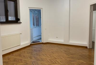 Apartament cu 3 camere semidecomandat în Dorobanți
