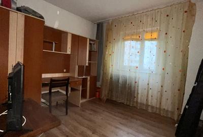 Apartament cu 3 camere semidecomandat, mobilat în Dacia