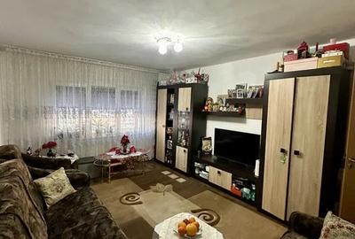 Apartament cu 3 camere decomandat în Noua