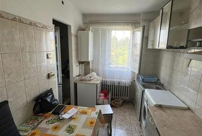 Apartament cu 3 camere decomandat în Podu Roș