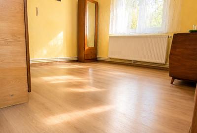 Vând apartament cu 2 camere, centrala, bloc anvelopat, termopane, parter înalt - 8