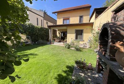 Casă individuală cu 6 camere în Dămăroaia