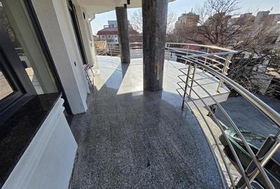 Vila spectaculoasa cu piscina, terasa incalzita si adapost ALA - 18