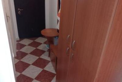 Apartament cu 3 camere semidecomandat, mobilat în Titan