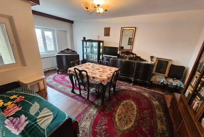 Apartament cu 2 camere decomandat în Drumul Sării