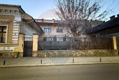 Apartament 4 camere, pe 2 niveluri si curte comuna în Centru - 44