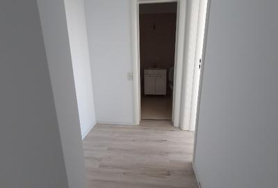 Vând apartament cu 2 camere, decomandat nou  + loc de parcare, situat in complex - 4