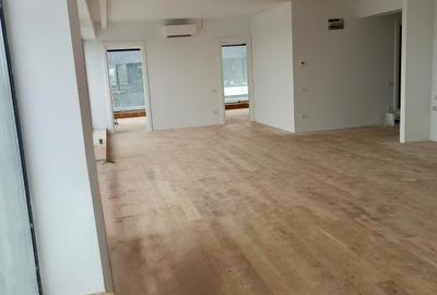 Apartament cu 4 camere decomandat în Băneasa