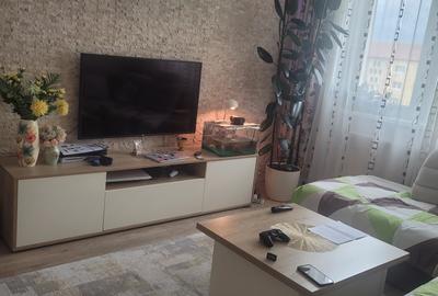 Apartament cu 3 camere semidecomandat, mobilat în Hipodrom 1