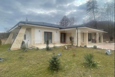 Casa de vanzare, pe un singur nivel, 170 mp + 2.300 mp teren - 2
