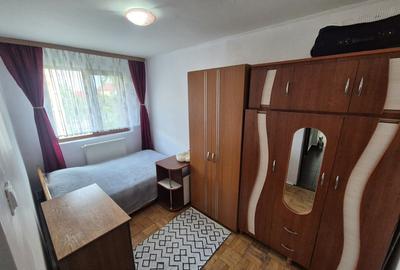 Apartament cu 3 camere semidecomandat, mobilat în 1 Mai