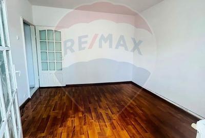 Apartament cu 3 camere de vânzare în zona 1 Mai - 4