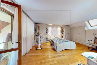 Casa individuala de vanzare - 7 camere, 278 mp utili - Strand - 32