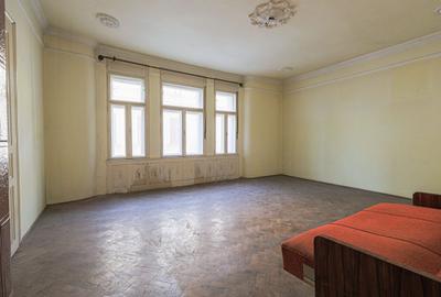 Casă interbelică cu tavane înalte, demisol și curte, în centru! - 1