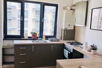 Apartament cu 2 camere semidecomandat, mobilat în Regie
