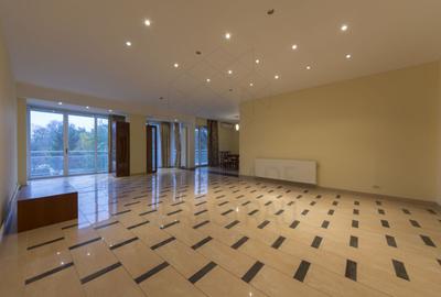 Apartament cu 4 camere semidecomandat, mobilat în Primăverii