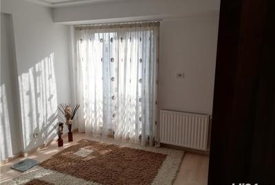 Apartament cu 3 camere semidecomandat în Decebal