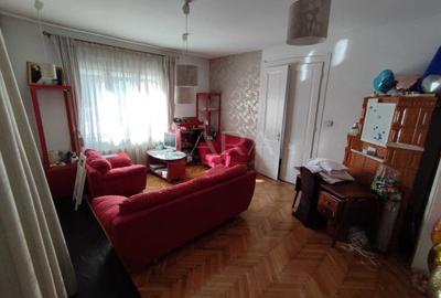 Casă cu 3 camere în Andrei Mureșanu