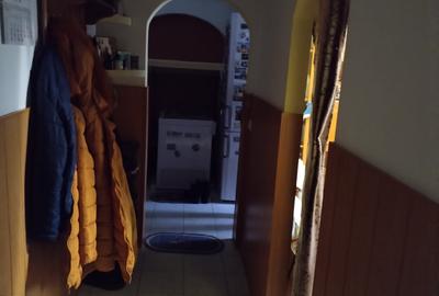 Apartament 3 camere , decomandat, zona Sud (Scoala 1-8), etajul 1/4. - 2