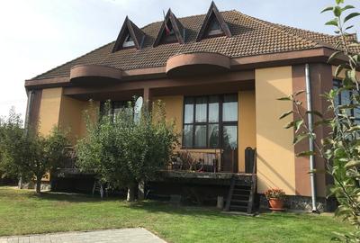 Casă cu 16 camere în Bărdești