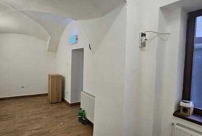 Inchiriez spatiu comercial cu alimentatie publica,26m,parter,Piata Mare,in curte - 2