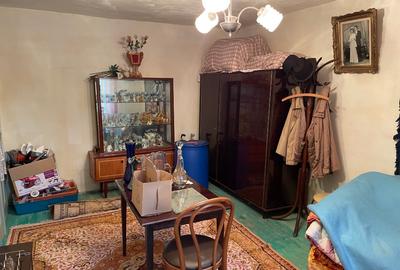 Vand casa batraneasca din caramida acoperita cu tabla mobilata si utilata - 3