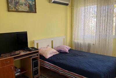Apartament cu 3 camere semidecomandat în Berceni