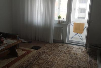 Apartament cu 3 camere decomandat în Noua