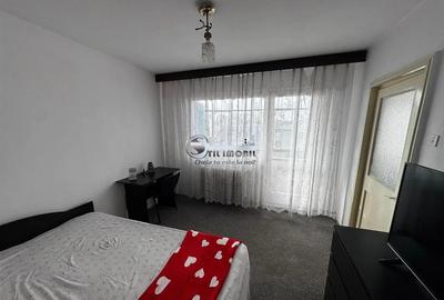 Apartament cu 3 camere semidecomandat în Podu Roș