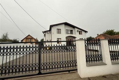 De inchiriat spatiu birouri, 10 birouri , 4 bai, garaj, 4 bai si teren 10 arii,S - 14